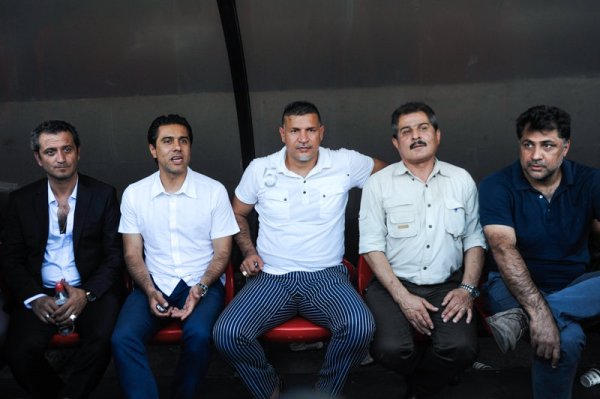 عکسهای که می بینید  اتفاقاتی است که دیروز در تمرین پرسپولیس افتاده است. عکسهایی که البته تکان دهنده هم هست. وقتی تمرین تعطیل می شود تا یک تصمیم مدیریتی جنجالی گرفته شود و اشک دایی درمی آید.