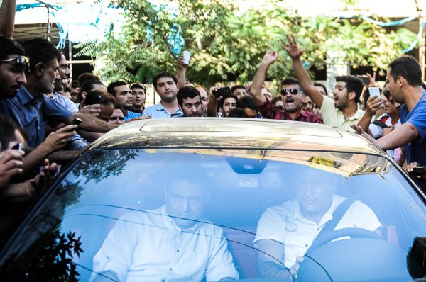 عکسهای که می بینید  اتفاقاتی است که دیروز در تمرین پرسپولیس افتاده است. عکسهایی که البته تکان دهنده هم هست. وقتی تمرین تعطیل می شود تا یک تصمیم مدیریتی جنجالی گرفته شود و اشک دایی درمی آید.
