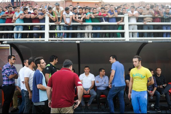 عکسهای که می بینید  اتفاقاتی است که دیروز در تمرین پرسپولیس افتاده است. عکسهایی که البته تکان دهنده هم هست. وقتی تمرین تعطیل می شود تا یک تصمیم مدیریتی جنجالی گرفته شود و اشک دایی درمی آید.