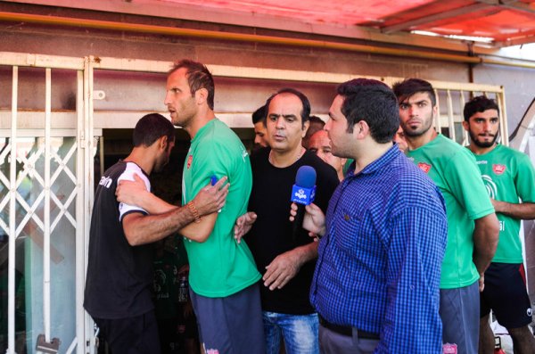 عکسهای که می بینید  اتفاقاتی است که دیروز در تمرین پرسپولیس افتاده است. عکسهایی که البته تکان دهنده هم هست. وقتی تمرین تعطیل می شود تا یک تصمیم مدیریتی جنجالی گرفته شود و اشک دایی درمی آید.