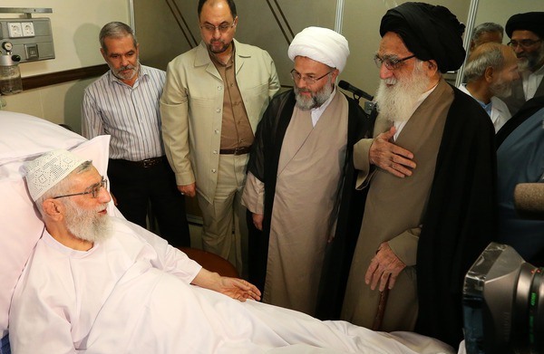 فرزند ارشد حضرت آیت‌الله وحید خراسانی به نمایندگی از ایشان و با حضور در بیمارستان از حضرت آیت‌الله خامنه‌ای عیادت و برای بهبود و سلامتی کامل رهبر انقلاب اسلامی دعا کرد.