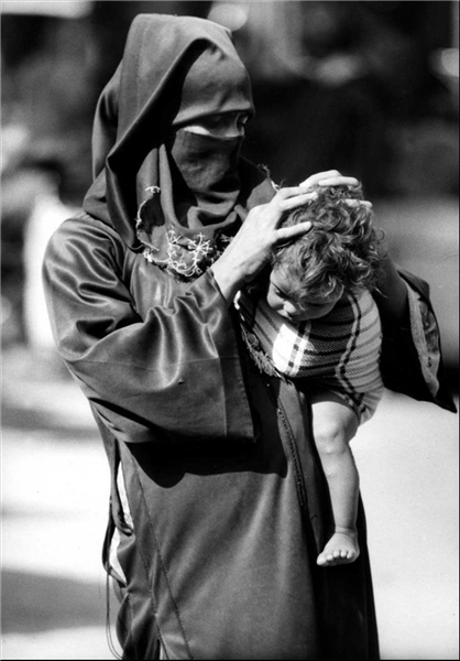 عکاس مشهور «کن هی من» عکاس مشهور در سفرهای خود، تصاویری از مهر و احساسات مادران نسبت به فرزندان خود گرفته است.وی به منظور نشان دادن احساسی که با هیچ احساسی قابل مقایسه نیست این تصاویر را انداخته است.