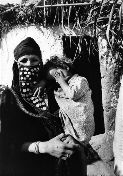 عکاس مشهور «کن هی من» عکاس مشهور در سفرهای خود، تصاویری از مهر و احساسات مادران نسبت به فرزندان خود گرفته است.وی به منظور نشان دادن احساسی که با هیچ احساسی قابل مقایسه نیست این تصاویر را انداخته است.