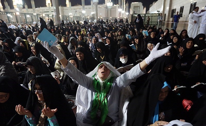 مراسم دعای کمیل حجاج در بین الحرمین مدینه