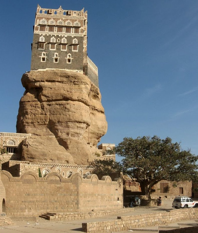 دارالحجر، نام قصری در نزدیکی شهر صنعا، پایتخت کشور یمن است که بر روی یک تکه سنگ ساخته شده است.قدمت این قصر به قرن نوزدهم میلادی بازمی گردد و یکی از جاذبه های گردشگری کشور یمن به حساب می آید.