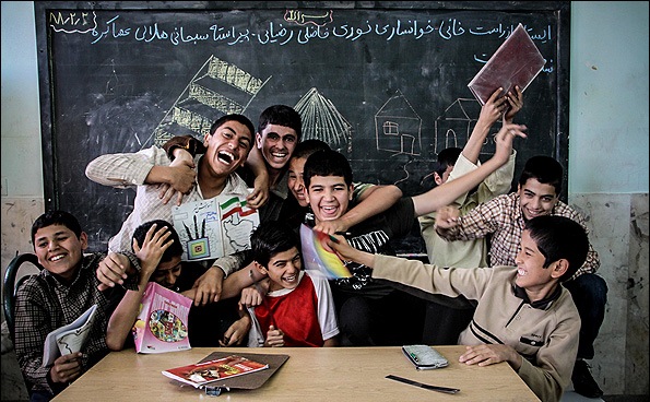 نسیم خنک پاییز که می وزد خاطرات مدرسه و زنگ تفریح و آوای دلنشین معلم را در ذهن ها مرور می کند. مدرسه خانه ی دوم بچه هاست و بعد از محیط خانواده دومین کانونی است که بیشترین اثرگذاری فرهنگی و تربیتی را