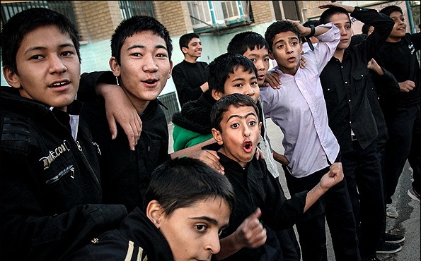 نسیم خنک پاییز که می وزد خاطرات مدرسه و زنگ تفریح و آوای دلنشین معلم را در ذهن ها مرور می کند. مدرسه خانه ی دوم بچه هاست و بعد از محیط خانواده دومین کانونی است که بیشترین اثرگذاری فرهنگی و تربیتی را