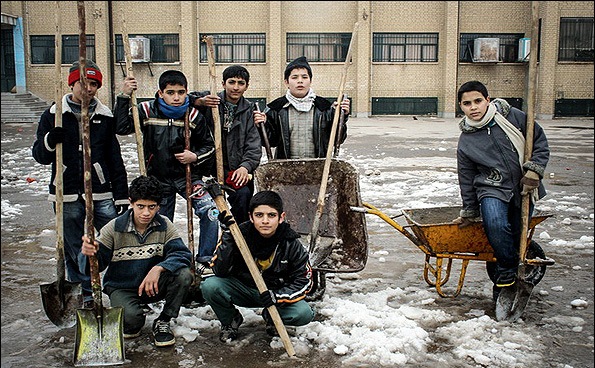 نسیم خنک پاییز که می وزد خاطرات مدرسه و زنگ تفریح و آوای دلنشین معلم را در ذهن ها مرور می کند. مدرسه خانه ی دوم بچه هاست و بعد از محیط خانواده دومین کانونی است که بیشترین اثرگذاری فرهنگی و تربیتی را