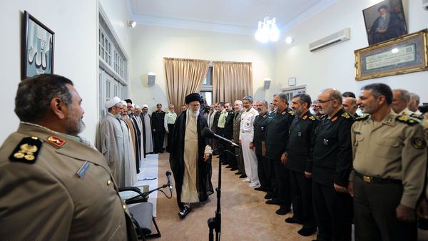 جمعی از فرماندهان نظامی در سالروز هفته دفاع مقدس صبح امروز چهارشنبه با حضرت آیت الله خامنه ای رهبر معظم انقلاب دیدار کردند.