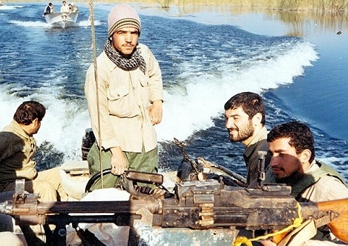انگار عادت دارند زن‌ها! ‌زن‌ها همیشه دسته‌ گل به آب می‌دهند... گاهی به رود نیل، گاهی به علقمه، گاهی هم به اروند و کارون و ...