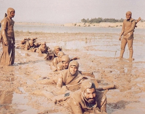 انگار عادت دارند زن‌ها! ‌زن‌ها همیشه دسته‌ گل به آب می‌دهند... گاهی به رود نیل، گاهی به علقمه، گاهی هم به اروند و کارون و ...