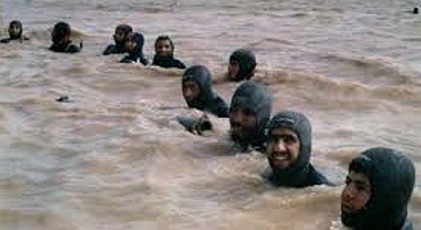 انگار عادت دارند زن‌ها! ‌زن‌ها همیشه دسته‌ گل به آب می‌دهند... گاهی به رود نیل، گاهی به علقمه، گاهی هم به اروند و کارون و ...