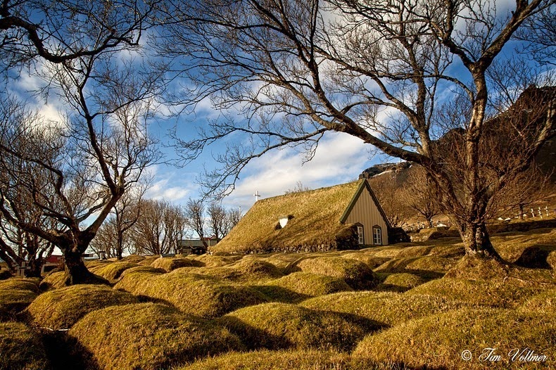 خانه های باقیمانده روستای هوف ایسلند به همراه کلیسای این روستا در میان چمن‌های بسیار بلند این منطقه، چهره ای بسیار جذاب و متفاوت به خود گرفته است و از نقاط دیدنی این کشور به حساب می‌آید.