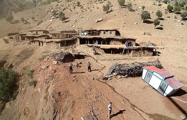 عملیات انتقال مدارس پیش ساخته به روستاهای صعب العبور در استان لرستان به همت نیروهای هوا فضای سپاه پاسداران و اداره کل نوسازی مدارس لرستان در حال انجام است.