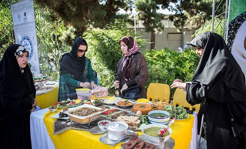 فرهنگسرای امید به مناسبت روز جهانی سالمندان ، نهمین جشنواره غذاهای فراموش شده ایرانی را عصر امروز در بوستان خیام تهران برگزار کرد. در این جشنواره، سالمندان غذاهای سنتی ایرانی را ، از قبل طبخ کرده و ب