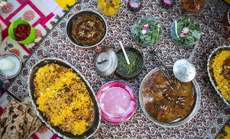 فرهنگسرای امید به مناسبت روز جهانی سالمندان ، نهمین جشنواره غذاهای فراموش شده ایرانی را عصر امروز در بوستان خیام تهران برگزار کرد. در این جشنواره، سالمندان غذاهای سنتی ایرانی را ، از قبل طبخ کرده و ب