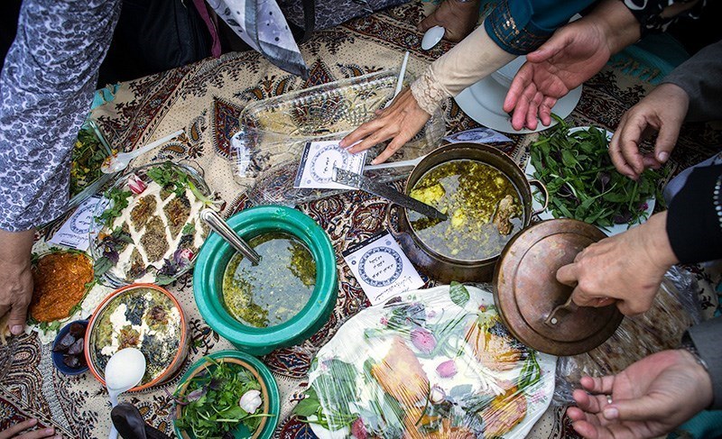 فرهنگسرای امید به مناسبت روز جهانی سالمندان ، نهمین جشنواره غذاهای فراموش شده ایرانی را عصر امروز در بوستان خیام تهران برگزار کرد. در این جشنواره، سالمندان غذاهای سنتی ایرانی را ، از قبل طبخ کرده و ب