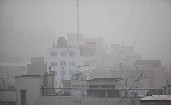 گرد و غبار بعدازظهر امروز آسمان تهران را فرا گرفت.