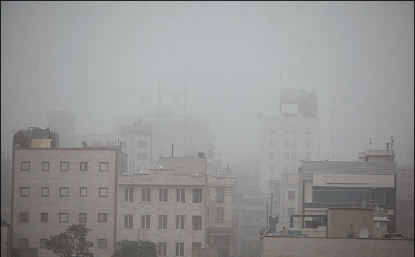 گرد و غبار بعدازظهر امروز آسمان تهران را فرا گرفت.