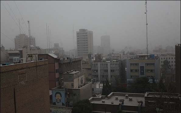 گرد و غبار بعدازظهر امروز آسمان تهران را فرا گرفت.