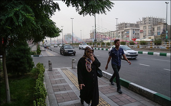 گرد و غبار بعدازظهر امروز آسمان تهران را فرا گرفت.