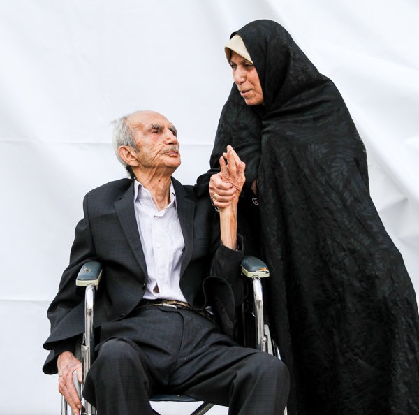 امین خسروشاهی در حاشیه مراسم تقدیر از بازنشستگان شهرداری تهران همزمان با روز سالمند، ذوق به خرج داده و به جای تهیه عکس‌های شاید تکراری از یک همایش، عاشقانه‌های زوج‌های میهمان مراسم را به تصویر کشیده و