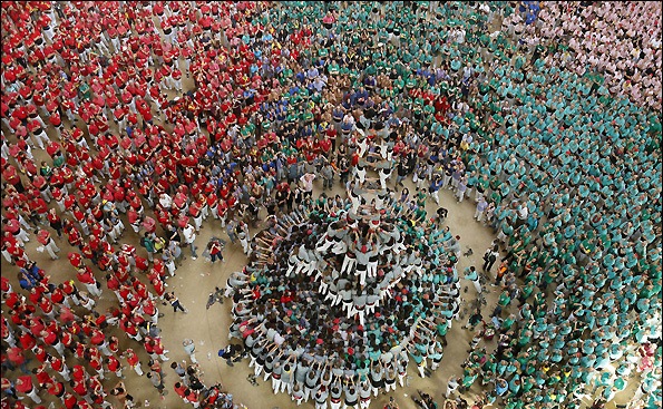 سنت تشکیل برج های انسانی در منطقه کاتالونیای به قرن 18 بر می گردد. تیم های مختلف برای تشکیل بلندترین و پیچیده ترین برج انسانی با یکدیگر رقابت می کنند. این بار این رقابت ها در شهر تاراگونای اسپانیا بر