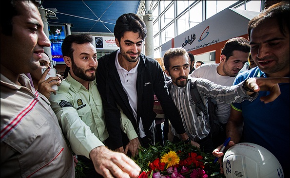 تیم ملی والیبال ایران صبح امروز سه شنبه پس از کسب مقام قهرمانی بازی های آسیایی اینچئون 2014 در میان استقبال مردم وارد فرودگاه امام خمینی (ره) شدند.