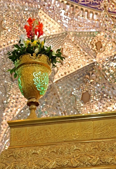 ضریح حرم مطهر حضرت سیدالشهداء(ع) در آستانه عید سعید غدیر خم گل آرایی شد.