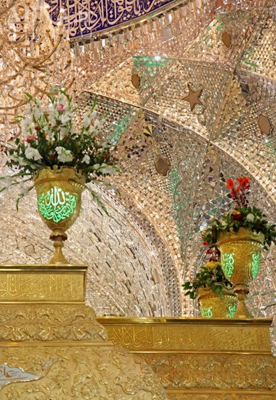 ضریح حرم مطهر حضرت سیدالشهداء(ع) در آستانه عید سعید غدیر خم گل آرایی شد.