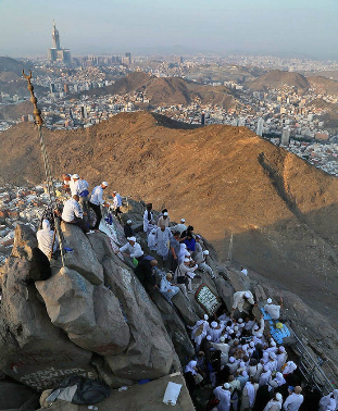 اتفاقی که این روز‌ها در این کوه رخ داده است، این است که دیگر خانه خدا را نمی‌توان از این نقطه دید. آن‌قدر برج‌های بلند اطراف بیت عتیق ساخته‌اند که کعبه با آن جامه مشکی که در میان خانه‌های سفید مکه من