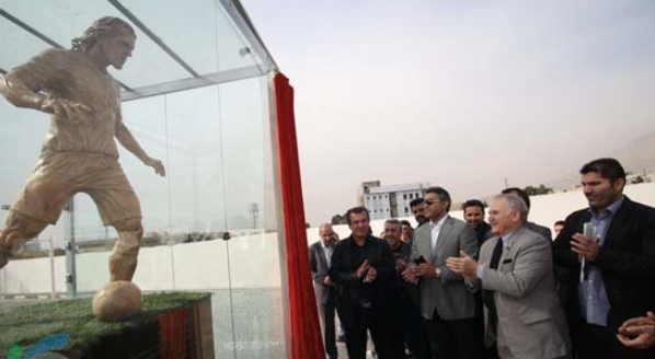 رونمایی از تندیس علی کریمی