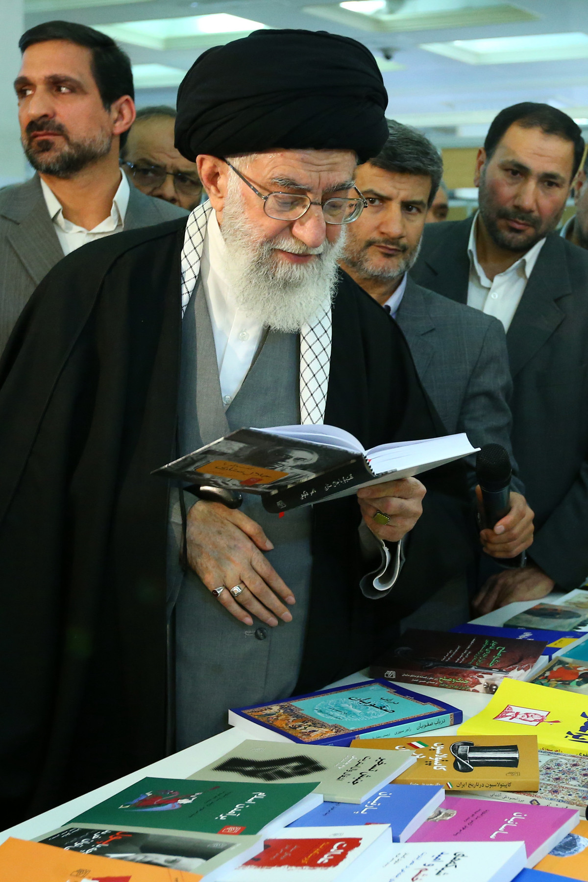 رهبرانقلاب در نمایشگاه کتاب