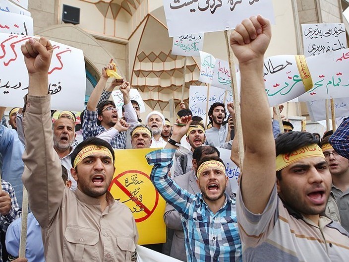 تجمع دانشجویان در میدان فلسطین