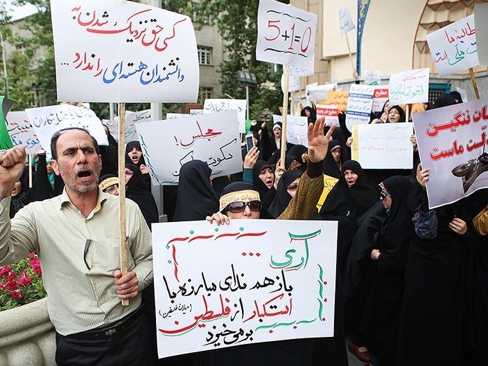 تجمع دانشجویان در میدان فلسطین
