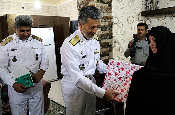 دیدار فرمانده نیروی دریایی با خانواده شهدا