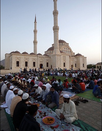 افطار در ساحل دریا
