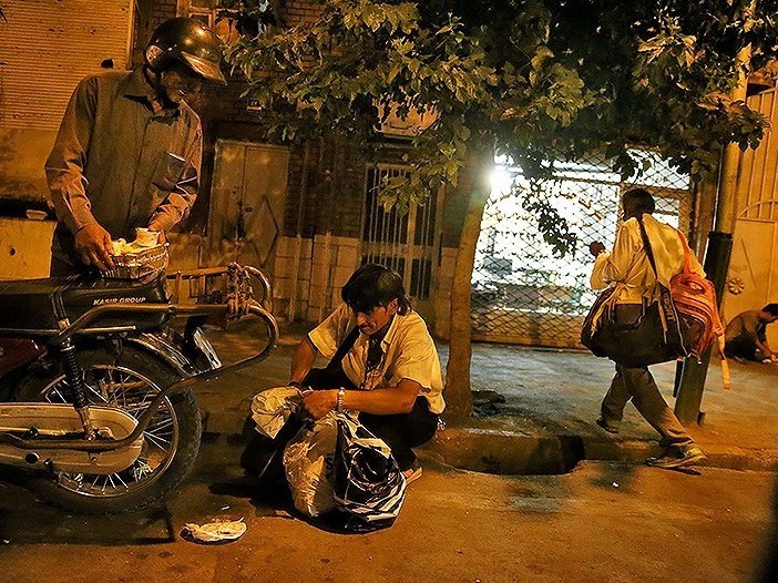 توزیع افطار توسط دانشجویان دانشگاه هنر میان کارتن‌ خواب‌های پایتخت