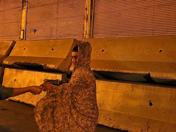 توزیع افطار توسط دانشجویان دانشگاه هنر میان کارتن‌ خواب‌های پایتخت