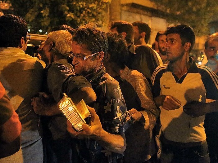توزیع افطار توسط دانشجویان دانشگاه هنر میان کارتن‌ خواب‌های پایتخت