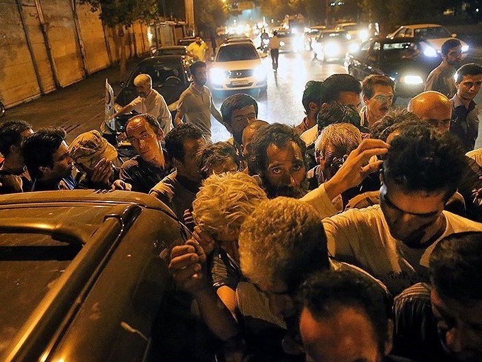 توزیع افطار توسط دانشجویان دانشگاه هنر میان کارتن‌ خواب‌های پایتخت