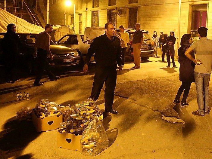 توزیع افطار توسط دانشجویان دانشگاه هنر میان کارتن‌ خواب‌های پایتخت
