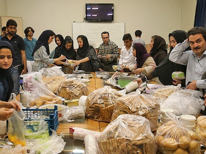 توزیع افطار توسط دانشجویان دانشگاه هنر میان کارتن‌ خواب‌های پایتخت
