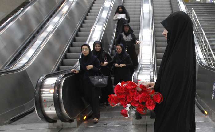 اهداء گل به بانوان در روز عفاف و حجاب