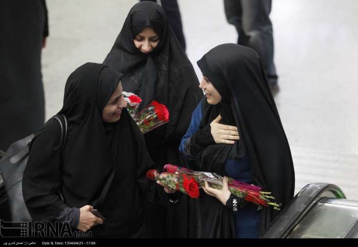 اهداء گل به بانوان در روز عفاف و حجاب