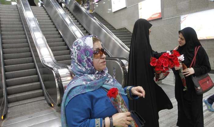 اهداء گل به بانوان در روز عفاف و حجاب