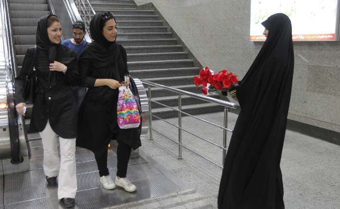 اهداء گل به بانوان در روز عفاف و حجاب