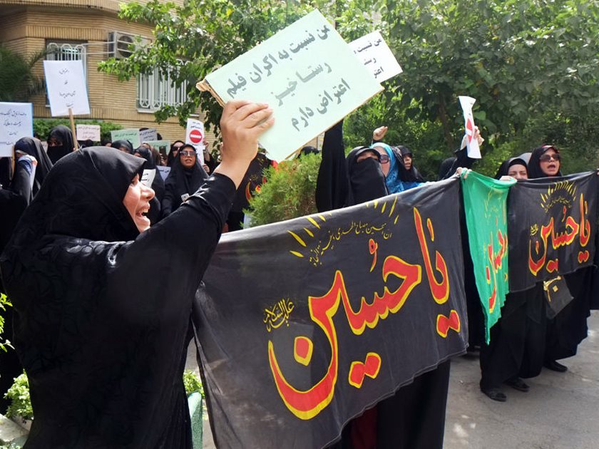 تجمع اعتراض آمیز نسبت به نمایش فیلم سینمایی رستاخیز