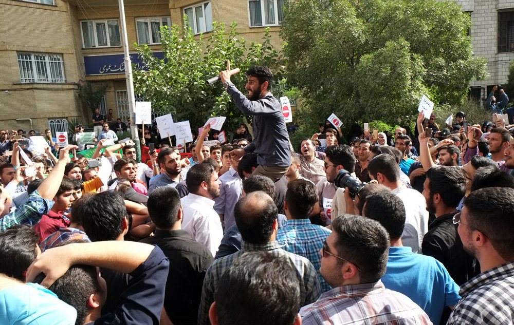 تجمع اعتراض آمیز نسبت به نمایش فیلم سینمایی رستاخیز
