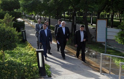 استقبال لاریجانی از ظریف
